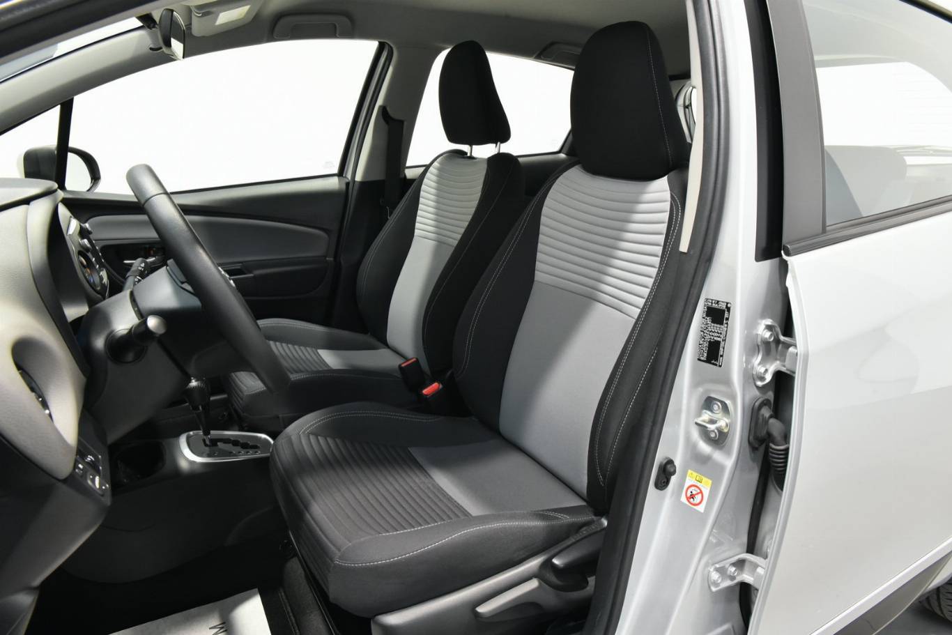 TOYOTA Yaris 4