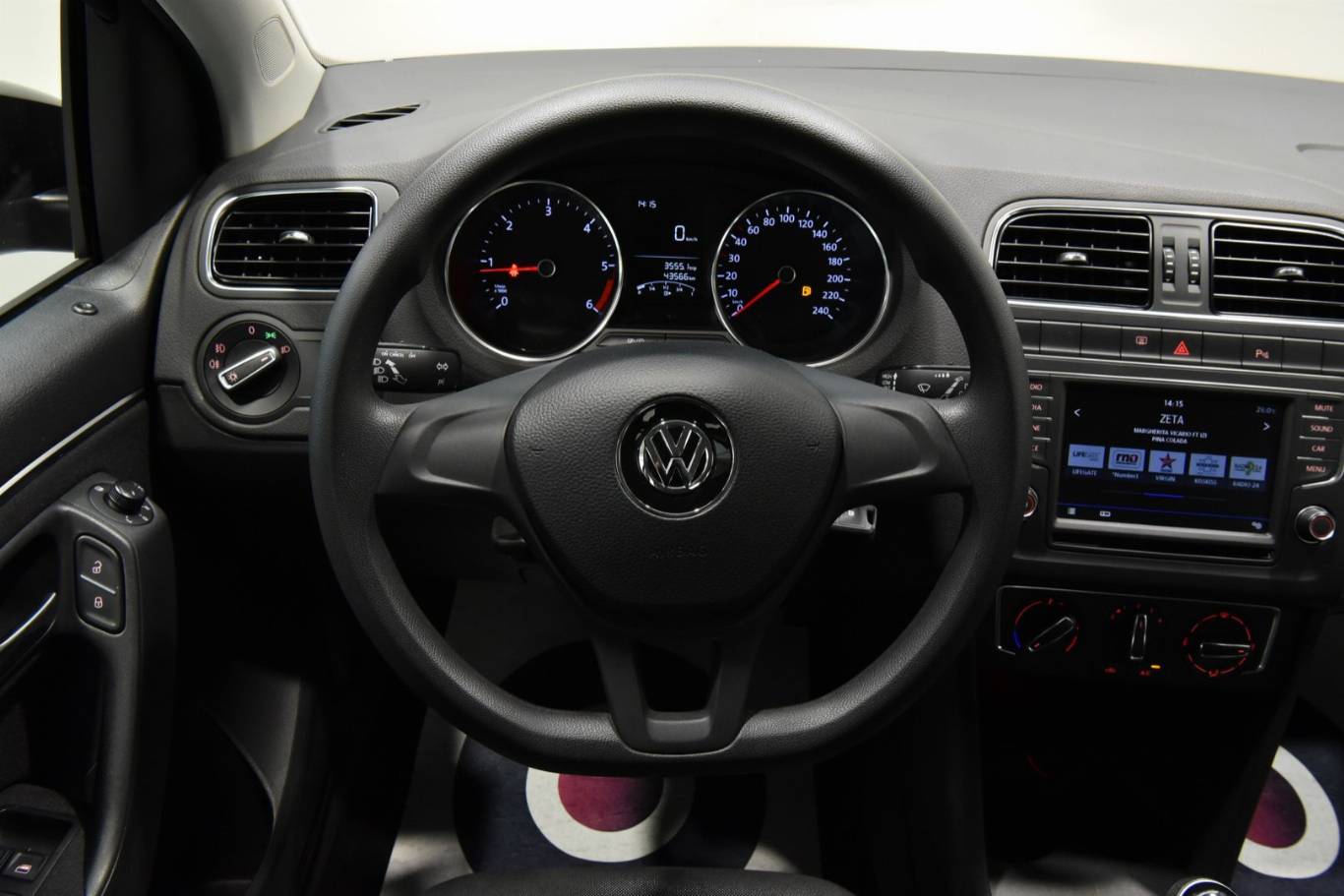 VOLKSWAGEN Polo 23
