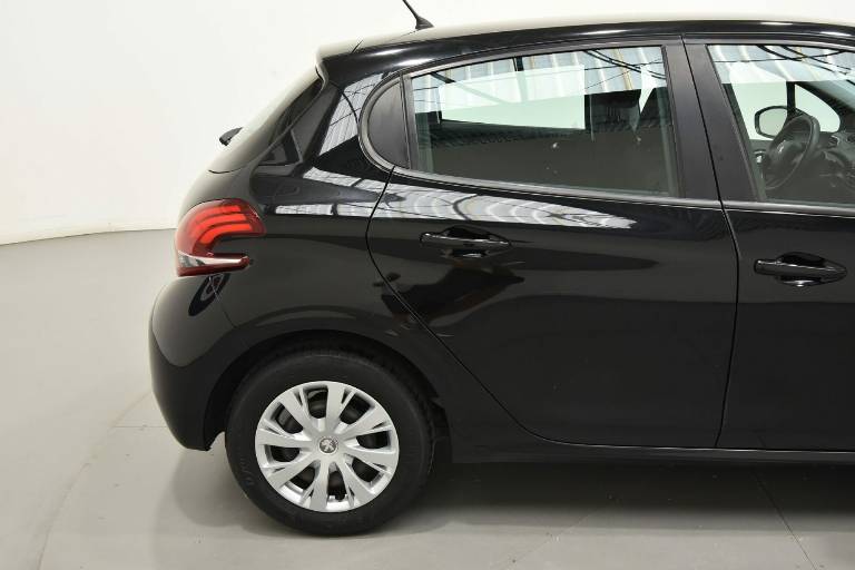 PEUGEOT 208 37