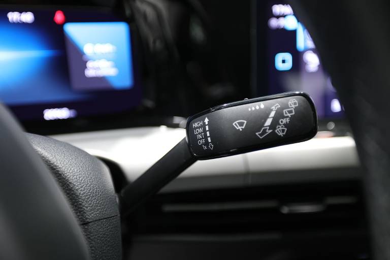 VOLKSWAGEN Golf 23