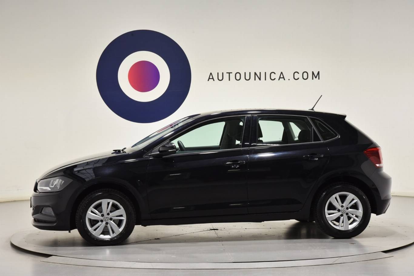 VOLKSWAGEN Polo 10