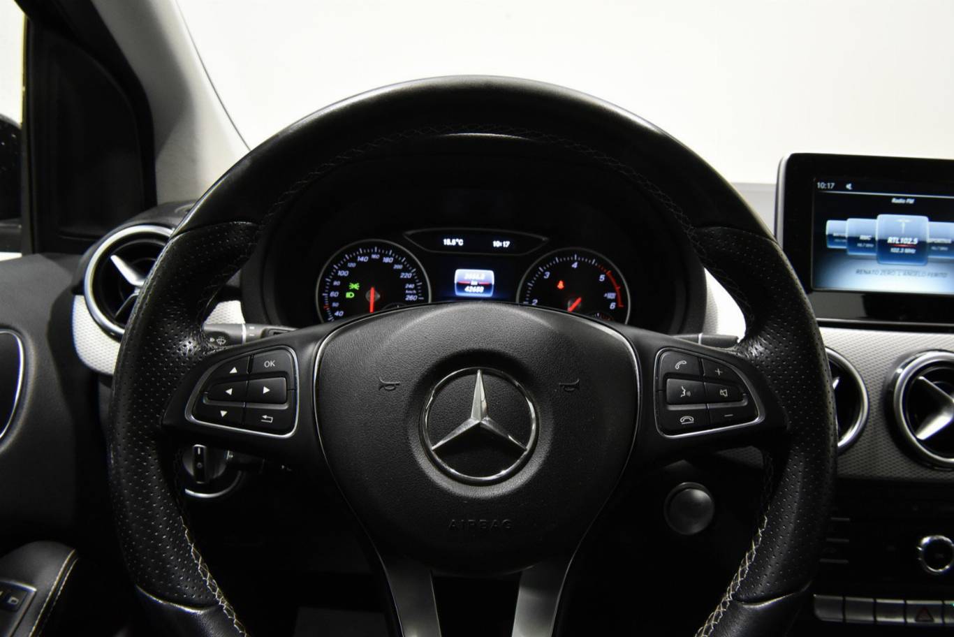 MERCEDES-BENZ B 180 22