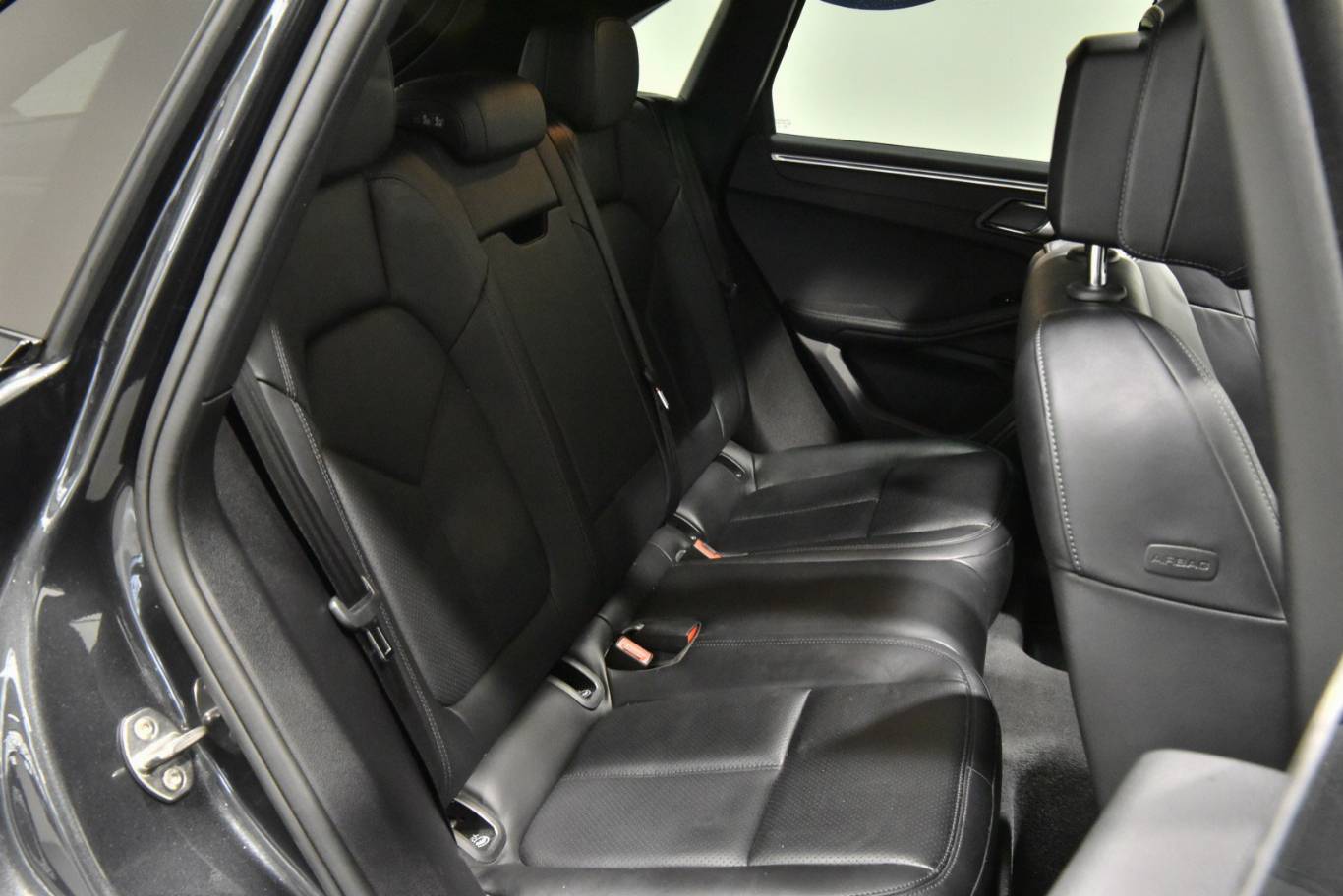 PORSCHE Macan 44