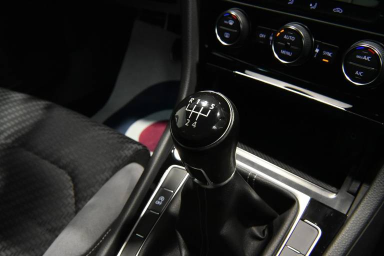 VOLKSWAGEN Golf 42