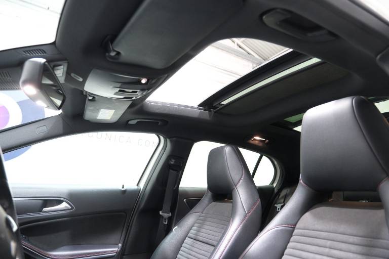 MERCEDES-BENZ GLA 220 20