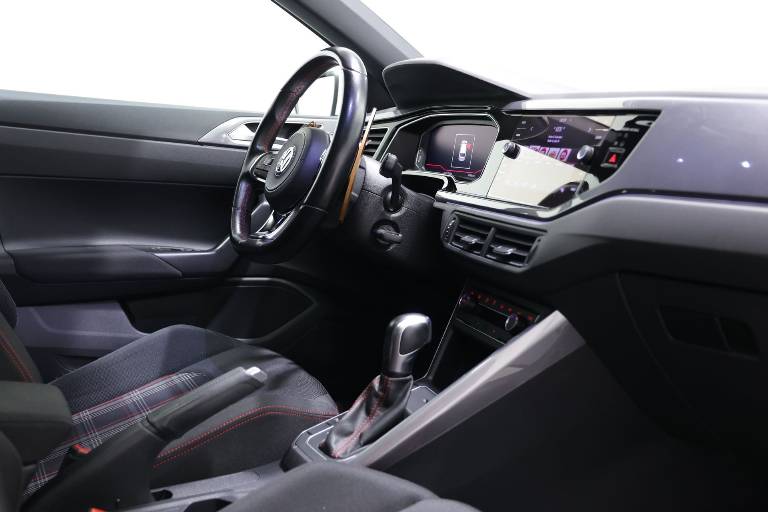 VOLKSWAGEN Polo 44