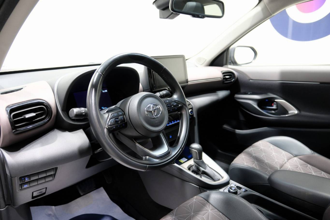 TOYOTA Yaris Cross 5