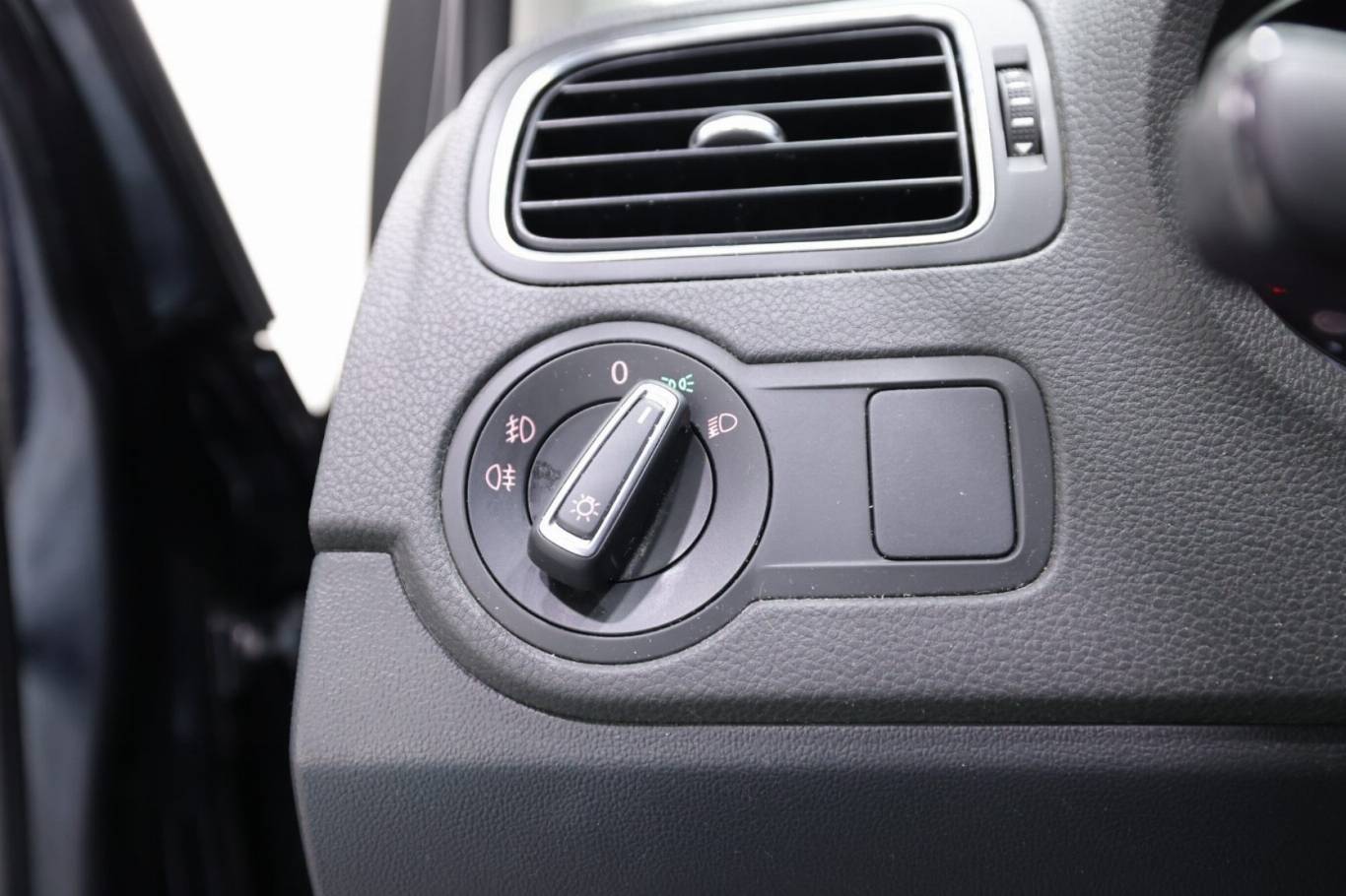 VOLKSWAGEN Polo 24