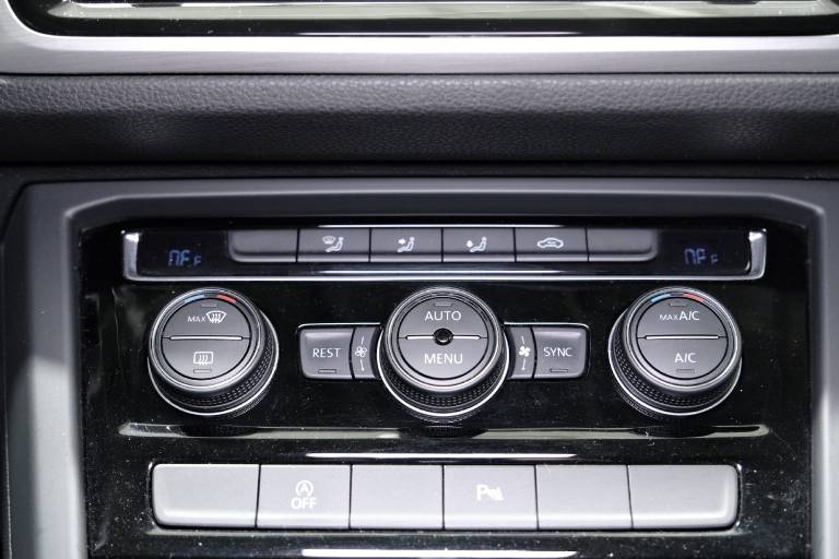 VOLKSWAGEN Touran 26