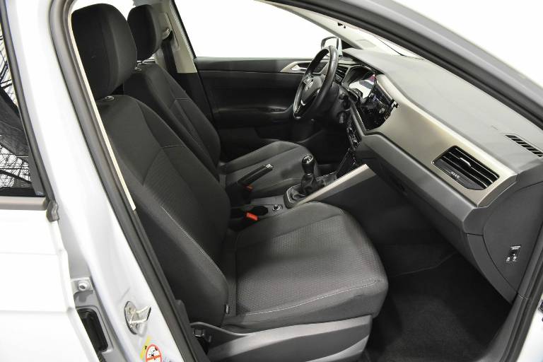 VOLKSWAGEN Polo 28