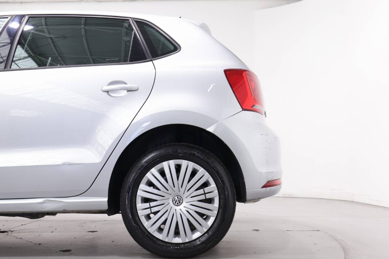 VOLKSWAGEN Polo 32