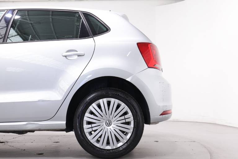 VOLKSWAGEN Polo 32