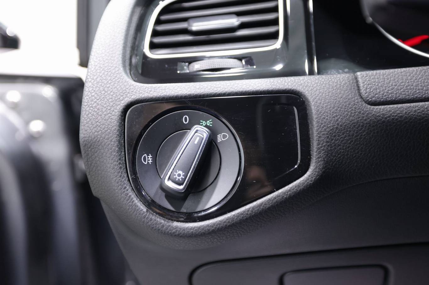 VOLKSWAGEN Golf 24