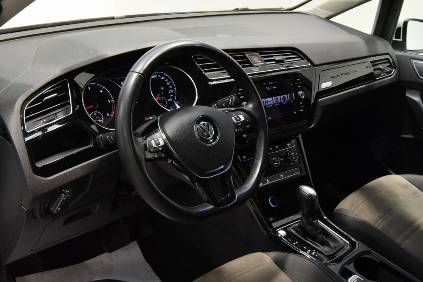 VOLKSWAGEN Touran 3