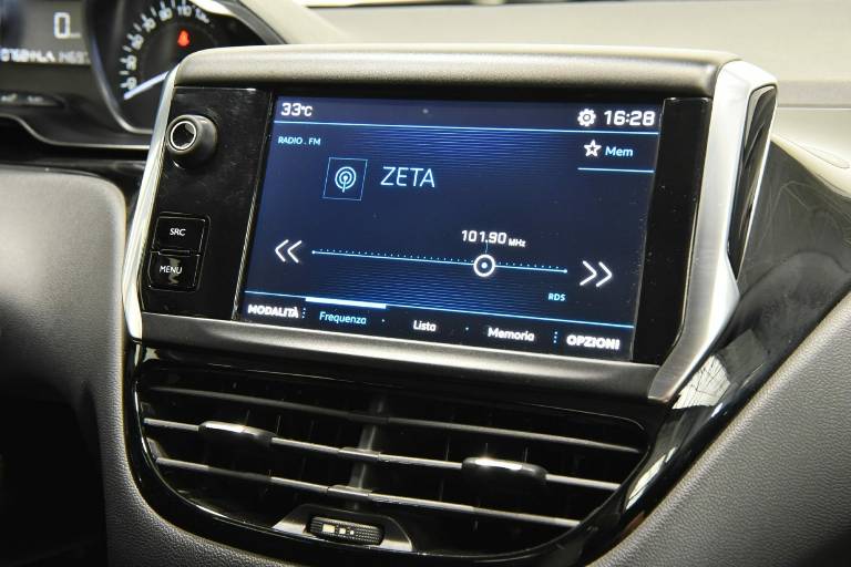 PEUGEOT 208 28