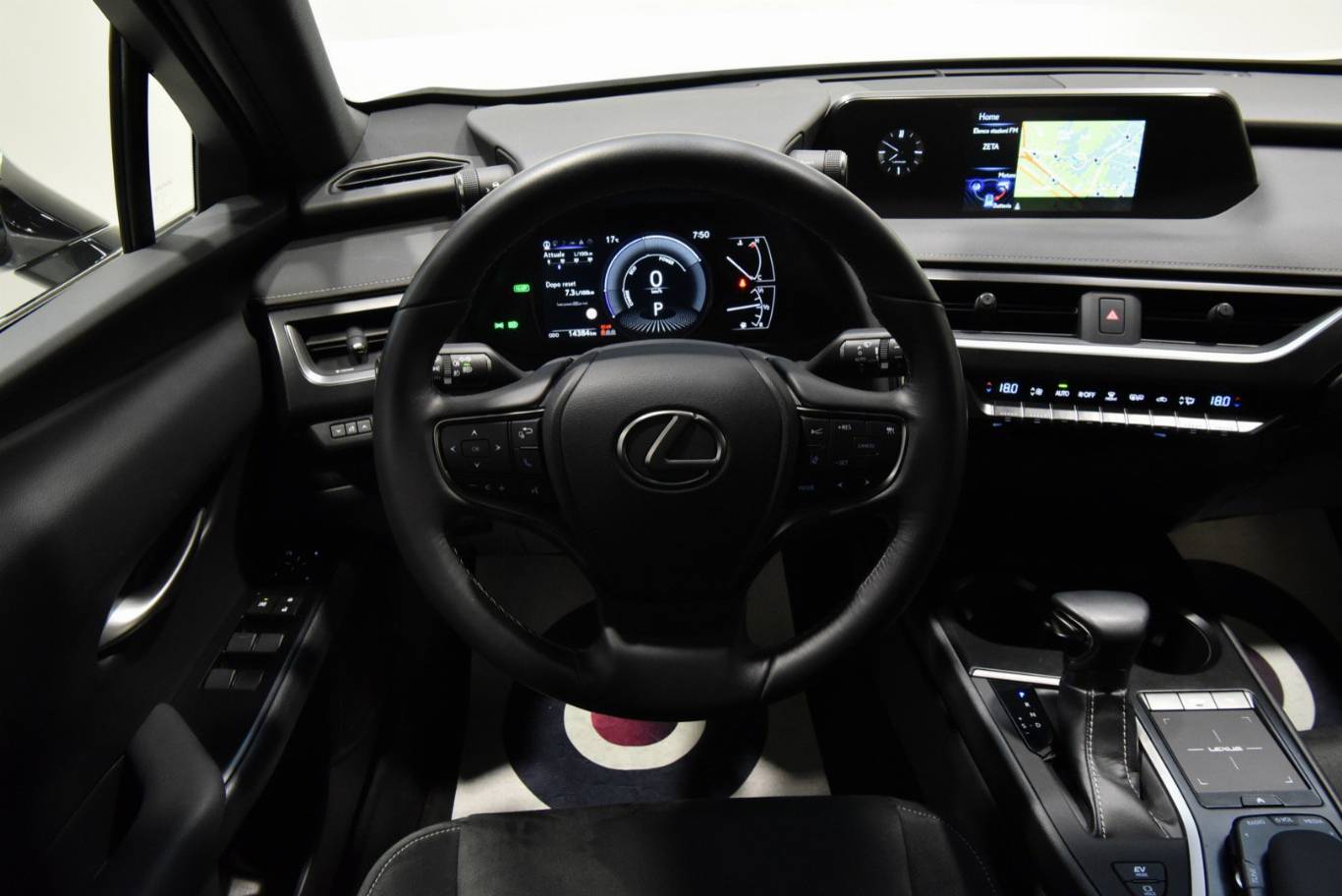 LEXUS UX 250h 23