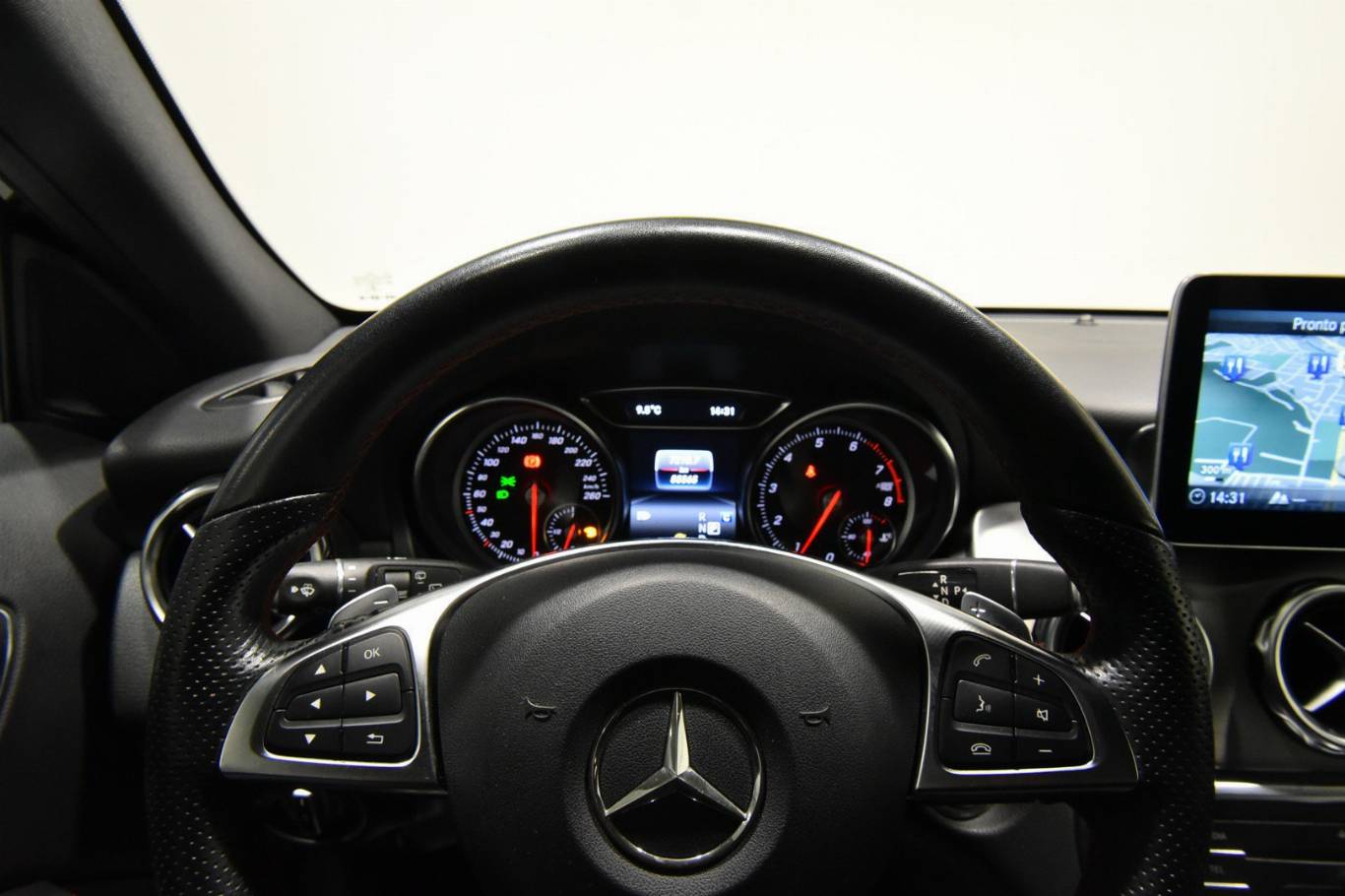 MERCEDES-BENZ GLA 180 9