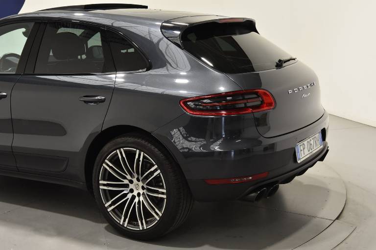 PORSCHE Macan 24