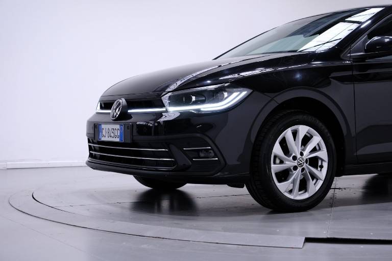 VOLKSWAGEN Polo 10