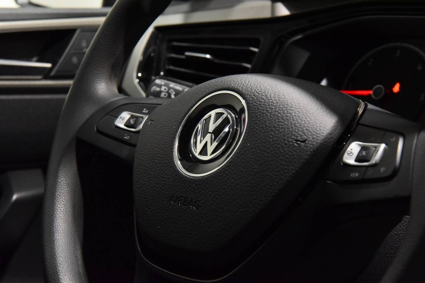 VOLKSWAGEN Polo 32