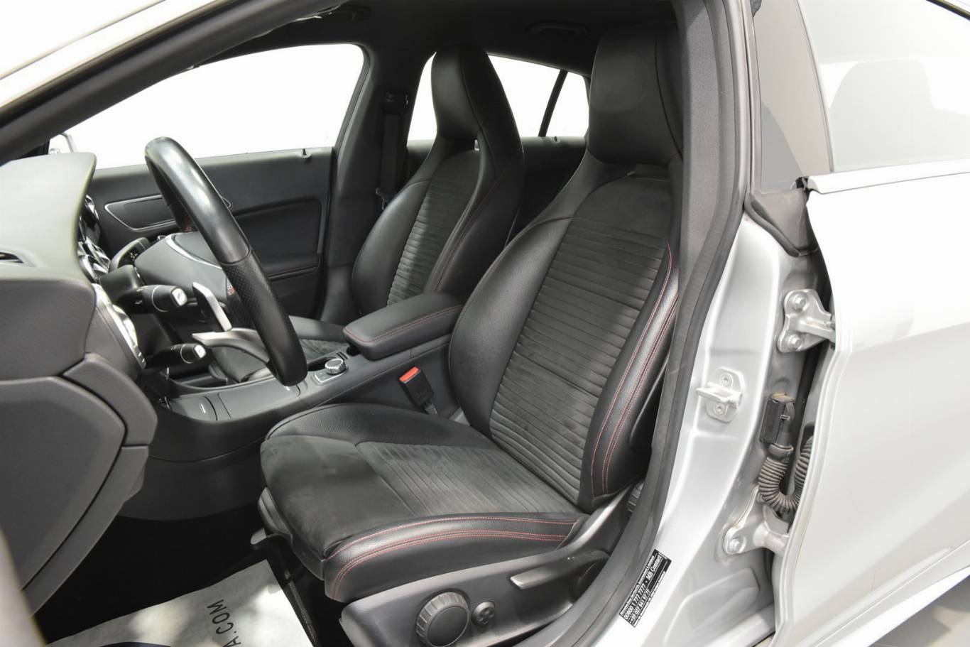 MERCEDES-BENZ CLA 200 4
