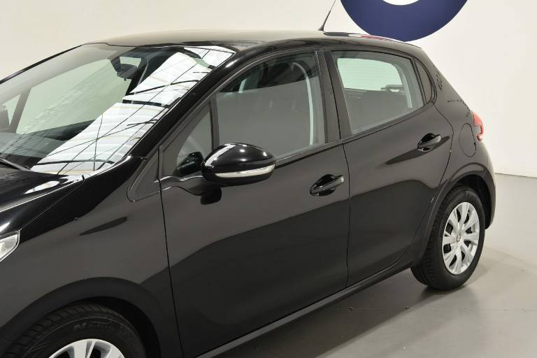 PEUGEOT 208 32