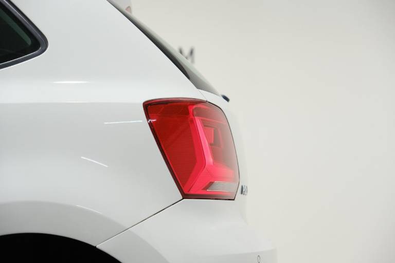 VOLKSWAGEN Polo 38