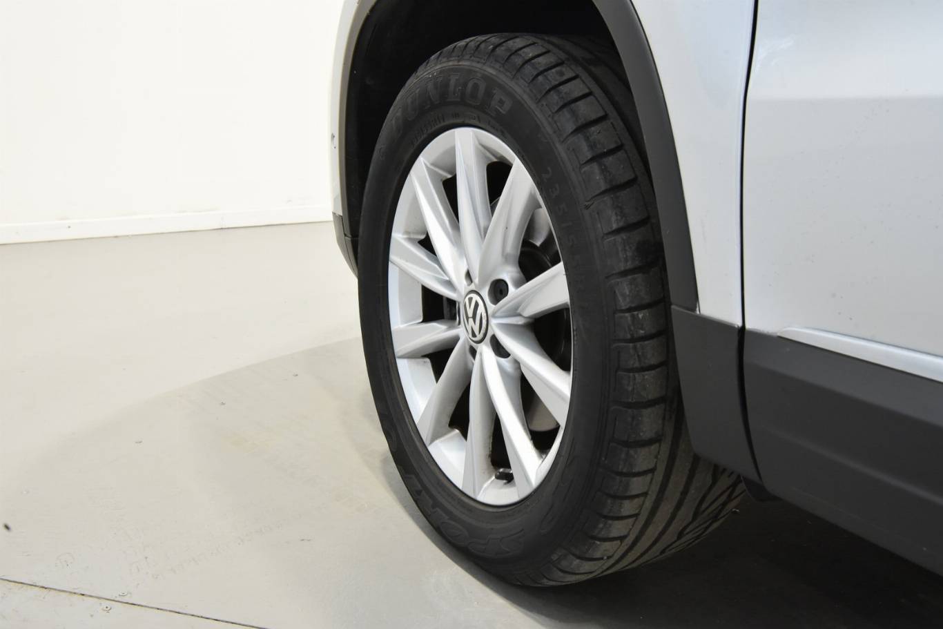 VOLKSWAGEN Tiguan 9