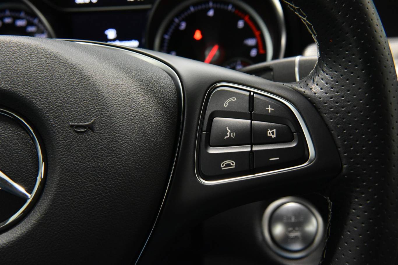 MERCEDES-BENZ GLA 200 8