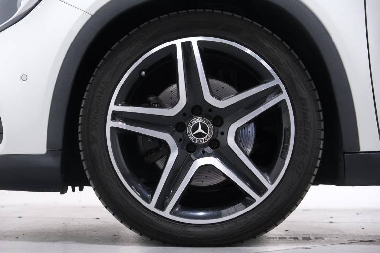 MERCEDES-BENZ GLA 220 11