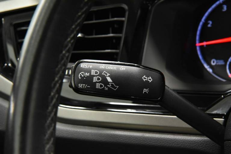 VOLKSWAGEN Polo 25