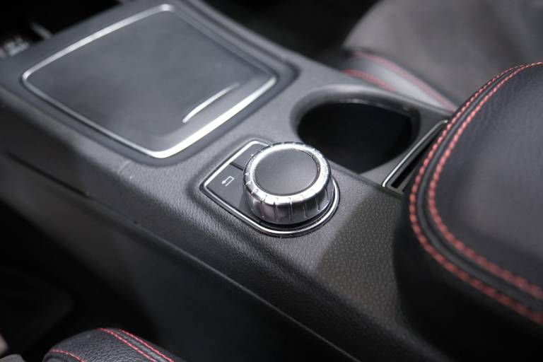 MERCEDES-BENZ GLA 220 32