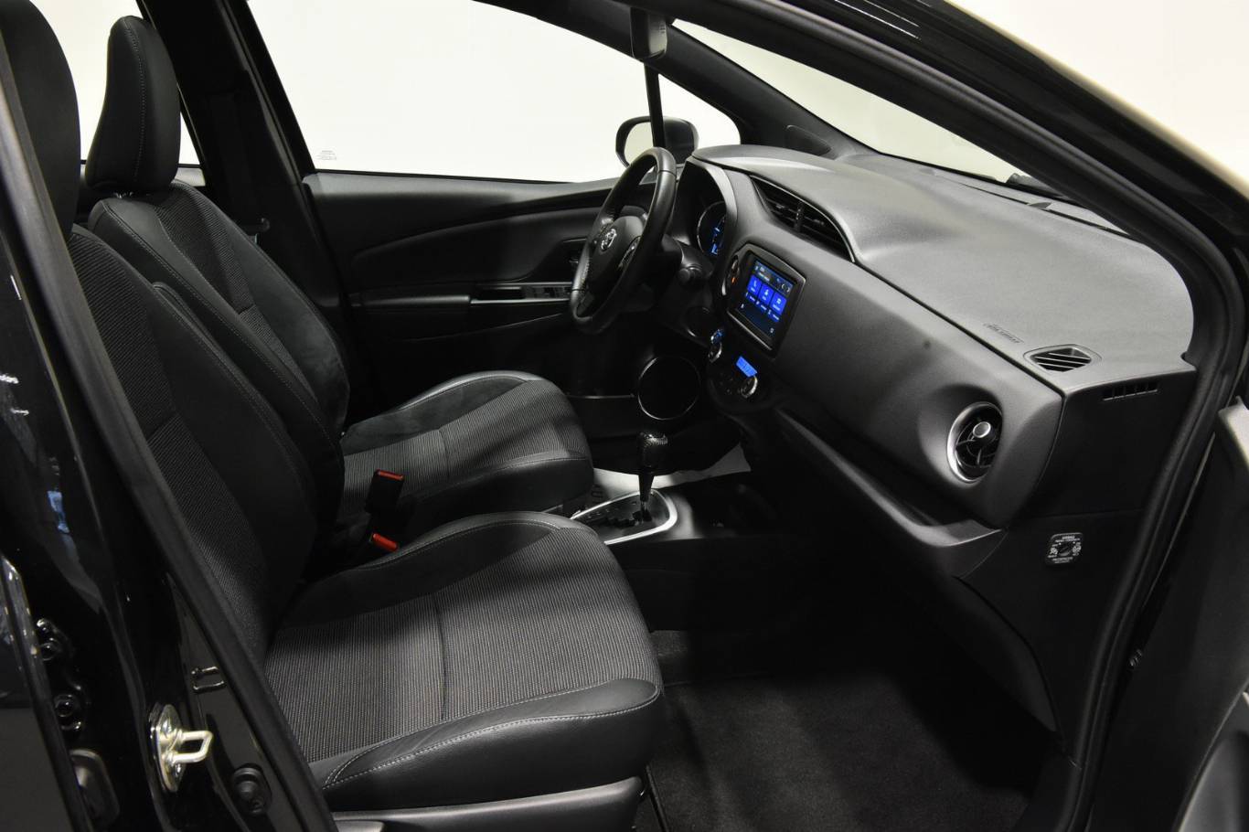 TOYOTA Yaris 18