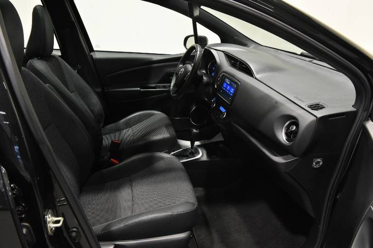 TOYOTA Yaris 18