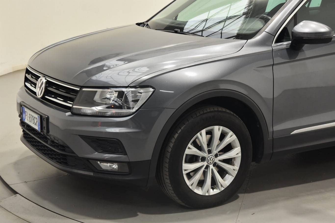 VOLKSWAGEN Tiguan 9