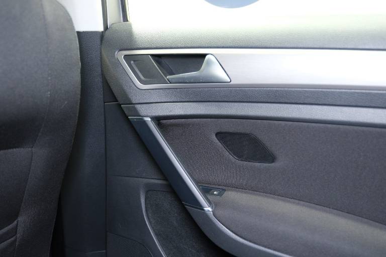 VOLKSWAGEN Golf 38