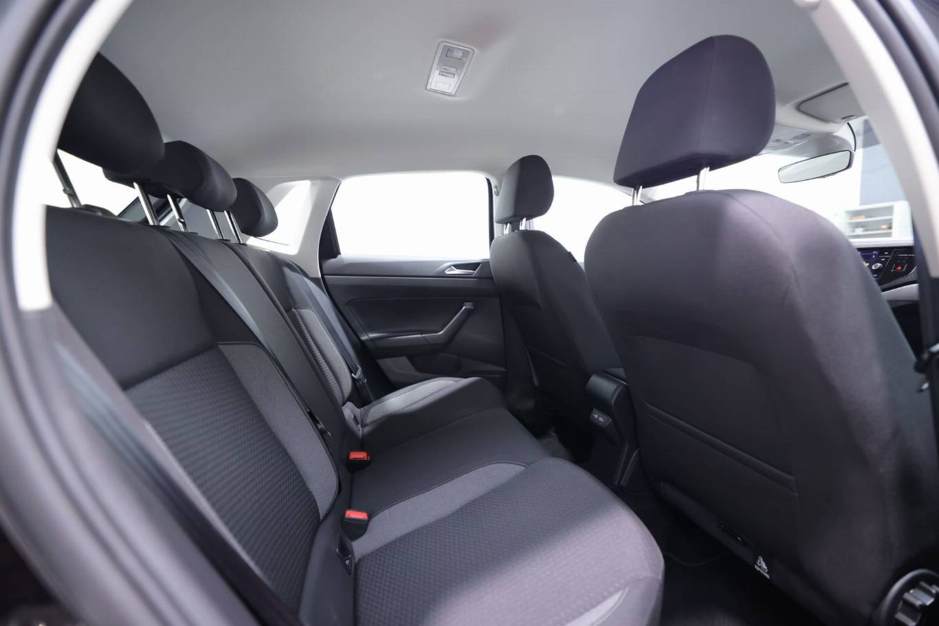 VOLKSWAGEN Polo 44