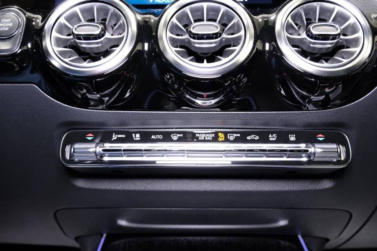 MERCEDES-BENZ GLA 26