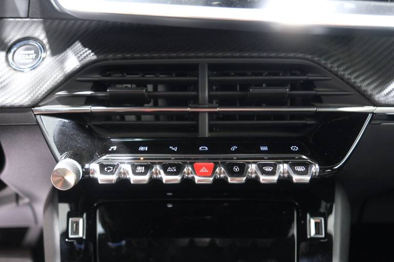 PEUGEOT 208 29