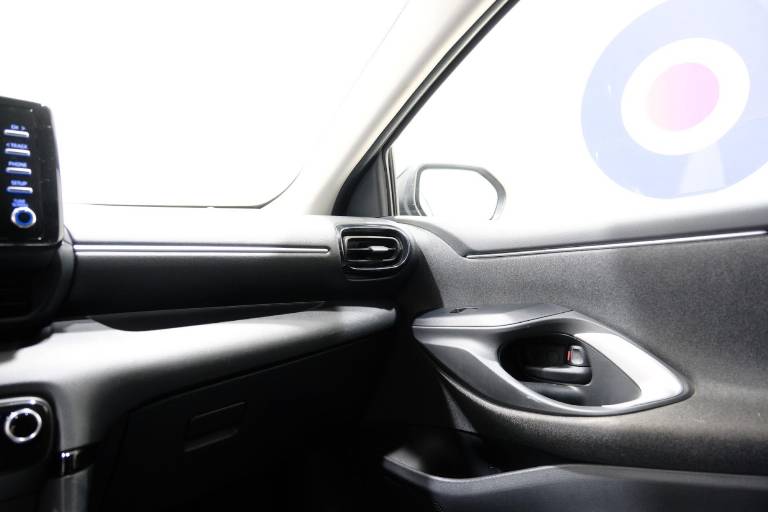 TOYOTA Yaris 33