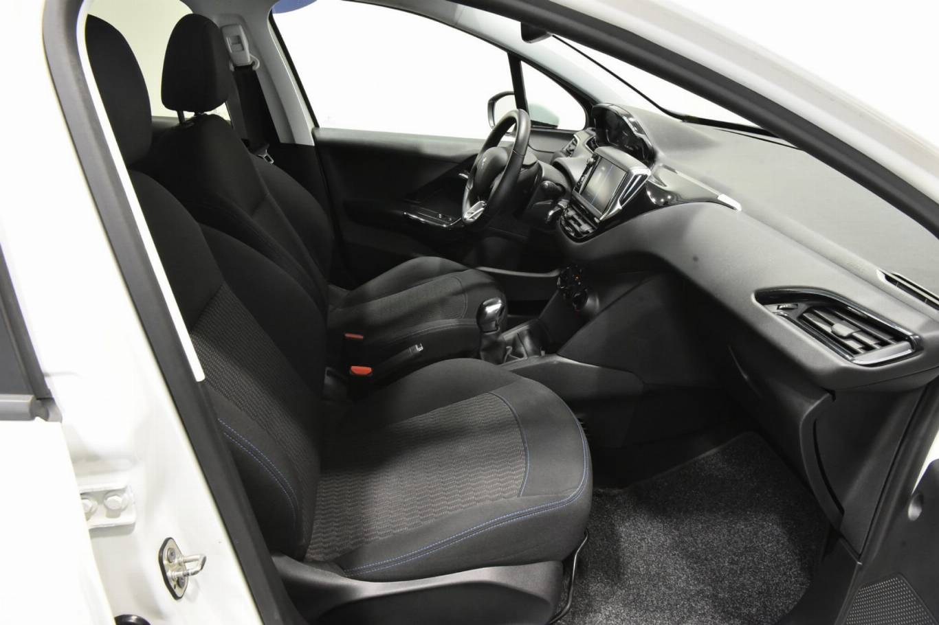 PEUGEOT 208 21