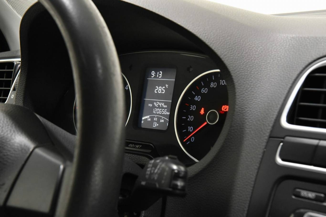 VOLKSWAGEN Polo 32