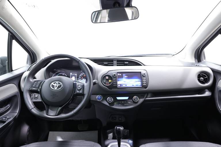 TOYOTA Yaris 10