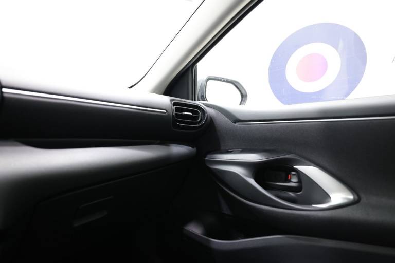 TOYOTA Yaris 28