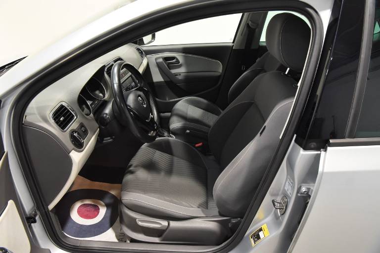 VOLKSWAGEN Polo 4