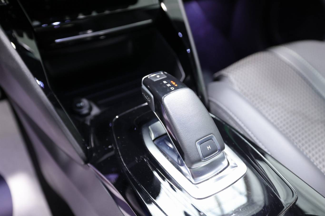 PEUGEOT 208 31
