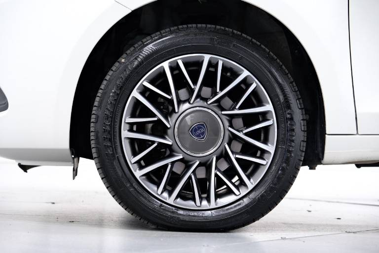 LANCIA Ypsilon 12