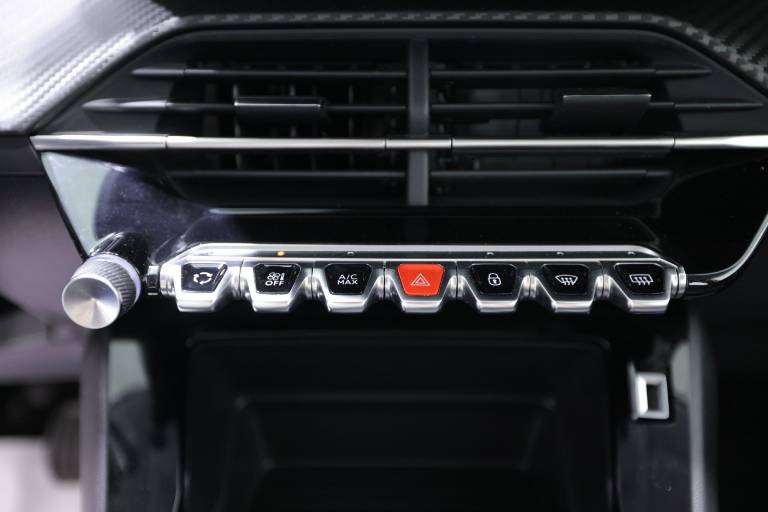 PEUGEOT 208 27