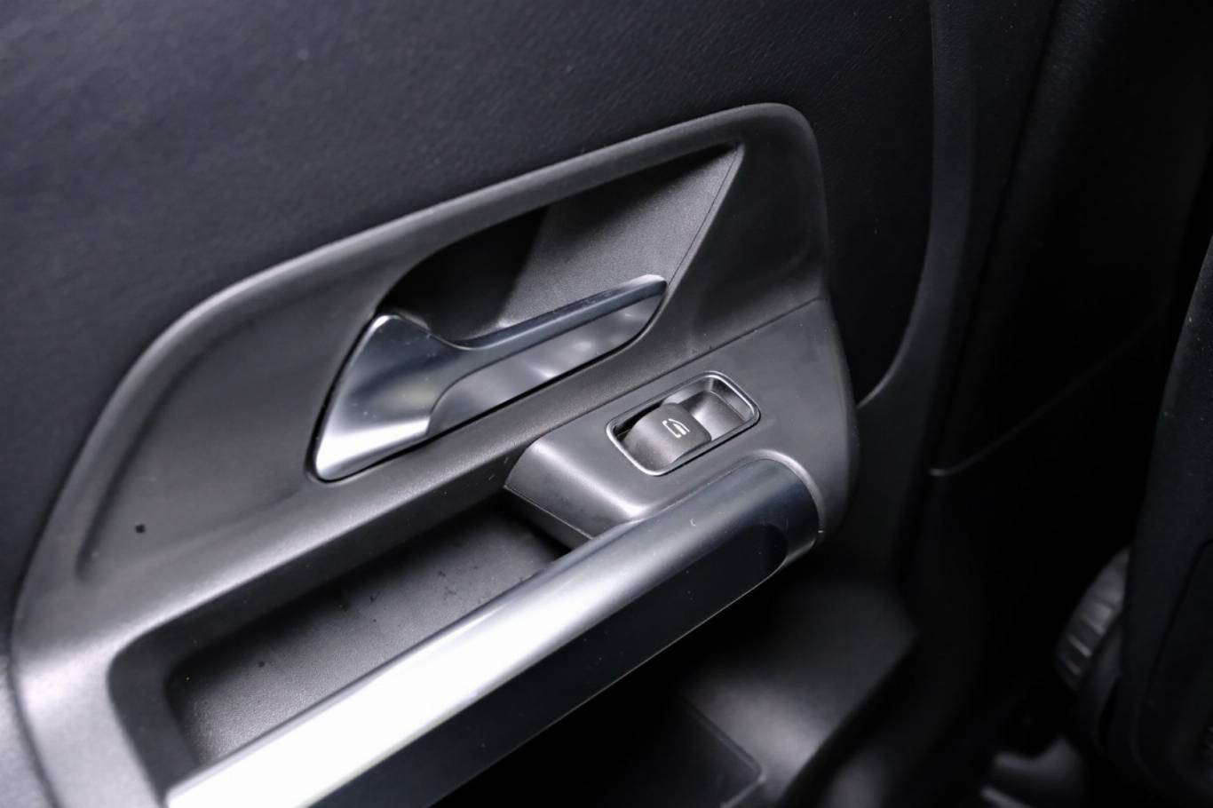 MERCEDES-BENZ GLB 200 47