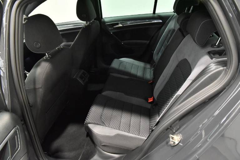 VOLKSWAGEN Golf 39